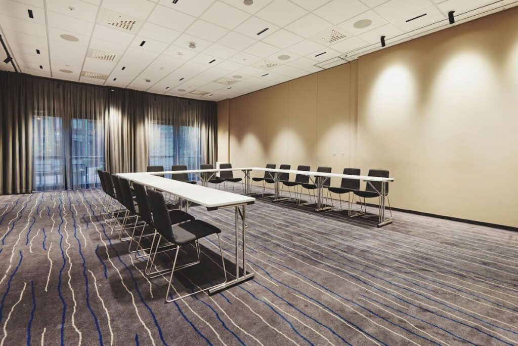 Møterom med u-bord oppsett