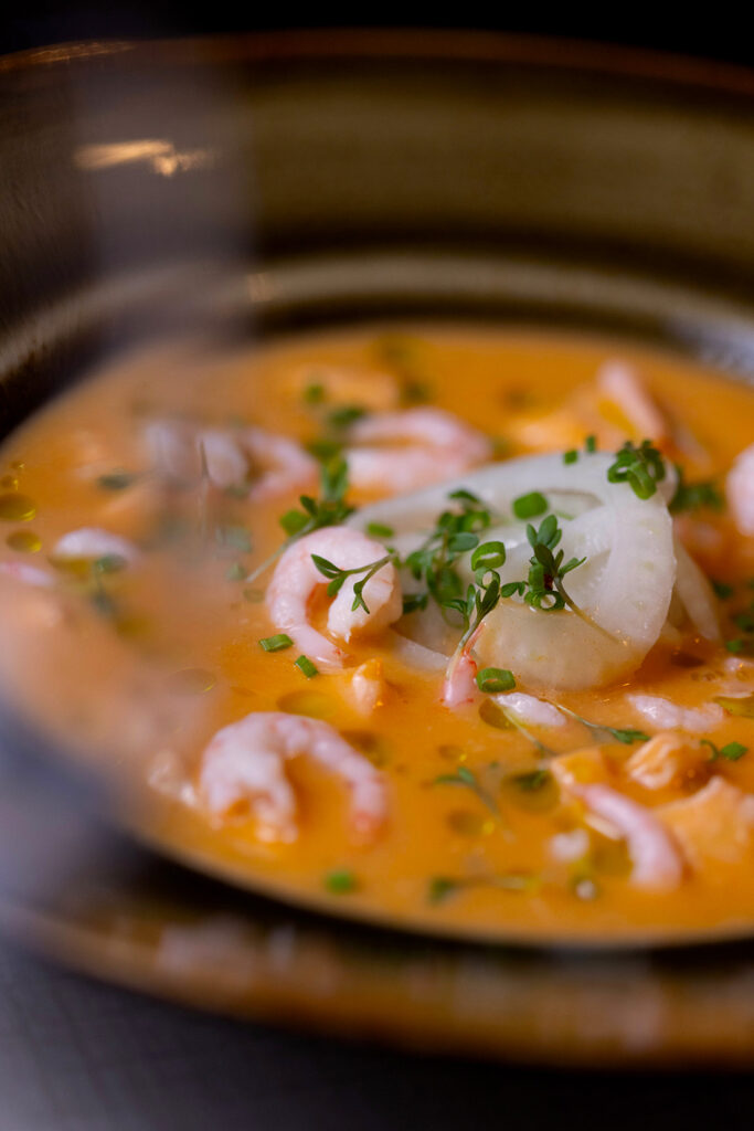 krema skalldyrsuppe med dagens fangst, sylta fennikel, eple- og urteolje