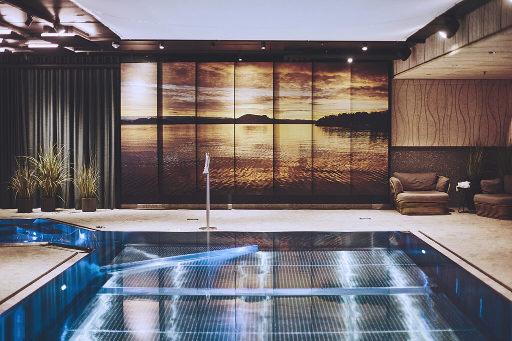 Bassengområdet i Vikjo Bad med et maleri av Sunnhordland bakerst på veggen.