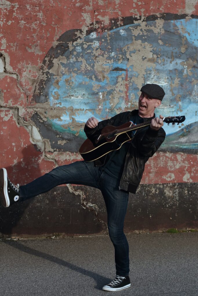 Tom Wagtskjold spelar gitar